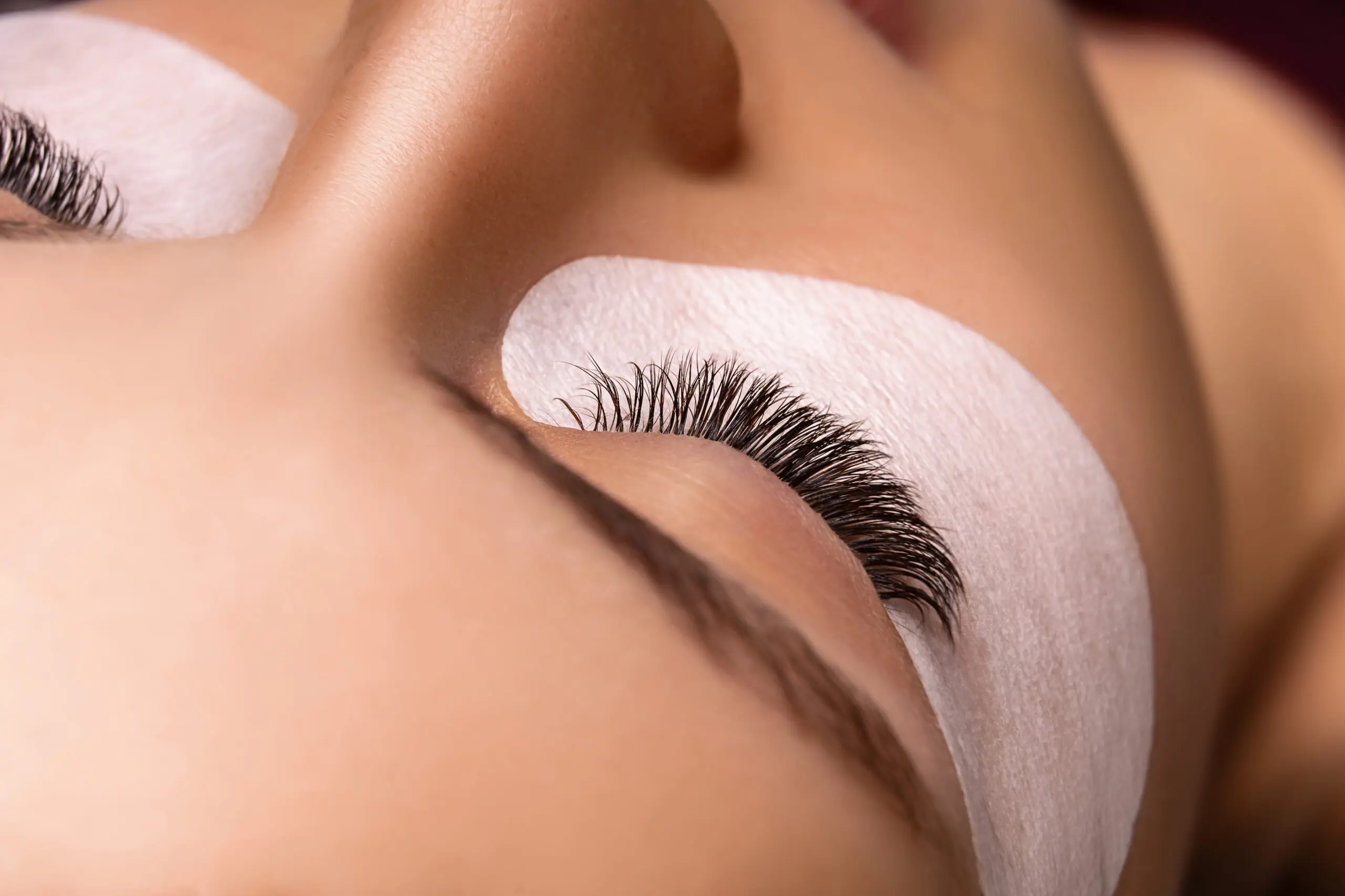 Nahaufnahme eines Auges mit Wimpernverlängerung