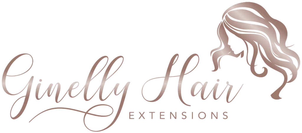 Das „Ginelly Hair“-Logo zeigt eine elegante, stilisierte Schrift neben der Silhouette einer Frau mit langem, wallendem Haar auf der rechten Seite, alles in einem luxuriösen metallischen Roségold-Ton getaucht.